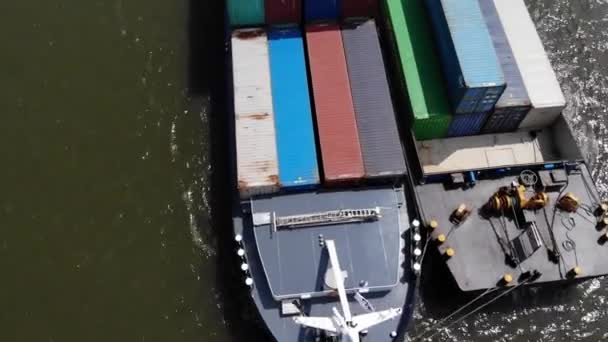 两只驳船连接在一起 在离奇航道上航行 免版税图库视频