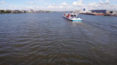 Kargo Gemisi Güney Hollanda, Molenlanden 'da Kinderdijk' te suda yol alıyor. hava durumu