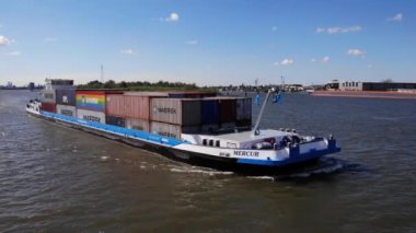Hollanda, Molenlanden yakınlarındaki Waterway Kinderdijk 'te kargo gemisiyle dolu. - Havadan çekim.