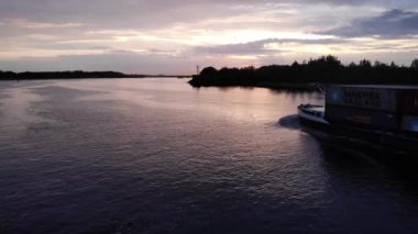 Konteynır dolu Novalis Kargo Gemisi Barendrecht Kasabası 'nda yelken açıyor. hava durumu