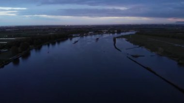 Hollanda, Güney Hollanda 'da, Barendrecht yakınlarında iç kesimlerde yelken açan iç gemileri olan Panoramik Nehir Manzarası. - Havadan çekim.
