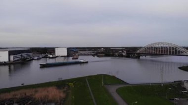 Hollanda 'daki Nehir Kıyısı Binaları ile Noord Nehri' nde yük gemisi boşaltılıyor. - Havadan çekim.