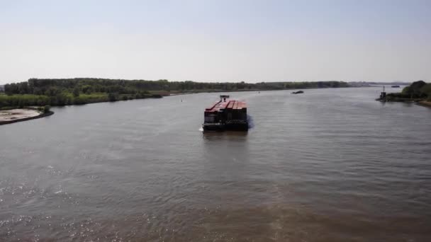 Vrachtschip Leveren Van Intermodale Containers Met Goederen Benodigdheden Rivier Vanuit — Stockvideo