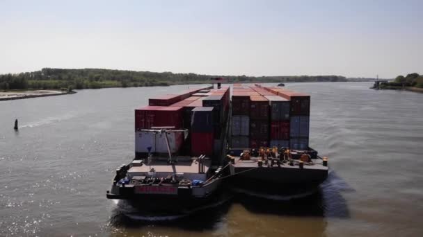 Två Pråmar Med Bulk Fraktcontainrar Segling Floden Solig Sommardag Nederländerna — Stockvideo
