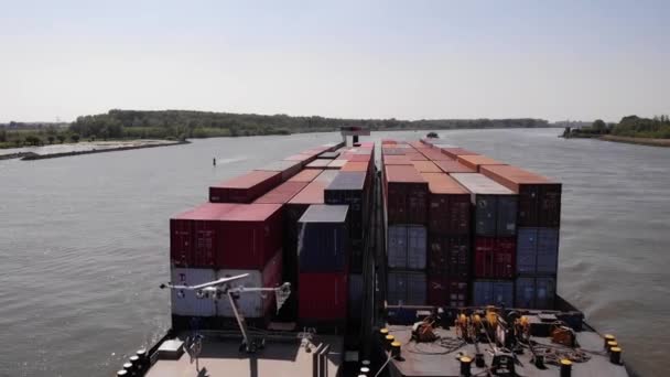 Duas Barcaças Carregadas Granel Contentores Que Navegam Rio Durante Dia — Vídeo de Stock