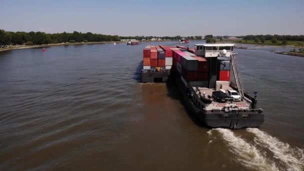 汽车货轮载着联运集装箱船 白天在河上巡航 空中飞行 — 图库视频影像