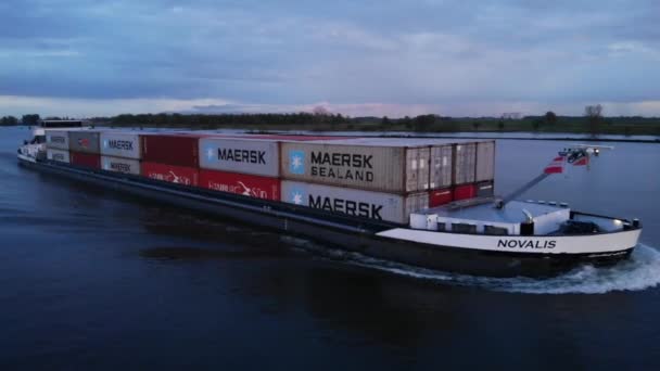 Maersk Intermodalコンテナを搭載したNovalis Cargo Shipオランダのバレンドレヒト近くのOude Maas川でセーリング — ストック動画