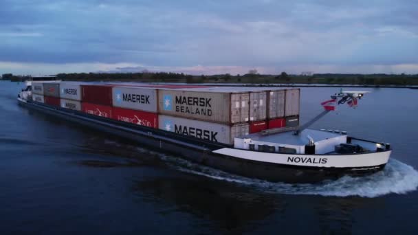 オランダのアウデ マアス川でコンテナ船のスタックを運ぶノヴァリス内陸船 — ストック動画