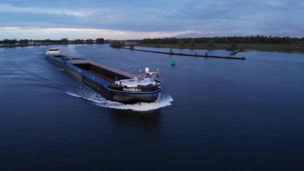 Navio Panerai Com Plataforma Armazenamento Vazia Navegando Canal River Passando — Vídeo de Stock
