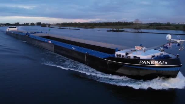 Panerai Bulk Carrier Pustymi Ładowniami Podróżujący Canal River Barendrecht Holandia — Wideo stockowe