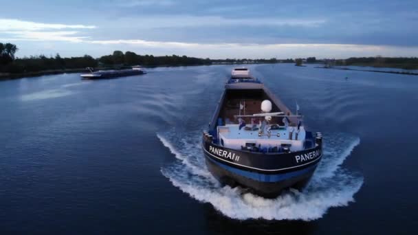 在荷兰奥德马斯河平静水域航行的Panerai Ii号货轮 — 图库视频影像