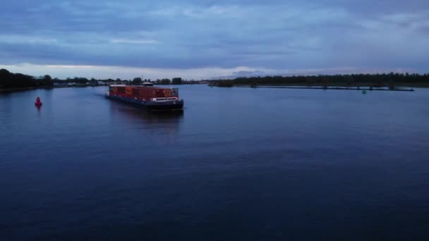 Heiterer Fluss mit Frachtschiff mit intermodalen Containern in Oude Maas bei Barendrecht, Niederlande. - Luftaufnahme