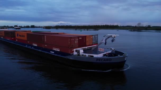 Pecaro Inland Vessel Transports Containers Segling Över Oude Maas River — Stockvideo