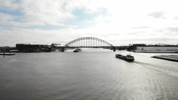 Εμπορευματικά Πλοία Που Περνούν Κάτω Από Γέφυρα Του Ποταμού Noord — Αρχείο Βίντεο