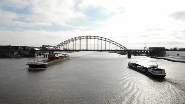Εμπορευματικά Πλοία Διασχίζουν Τον Ποταμό Κάτω Από Γέφυρα Πάνω Από — Αρχείο Βίντεο