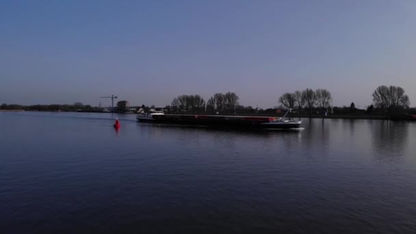 Latający Kierunku Scopus Container Ship Podróżujący Spokojnej Rzece Oude Maas — Wideo stockowe