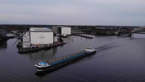 Navire Cargo Avec Pont Stockage Déchargé Naviguant Près Des Rives — Video