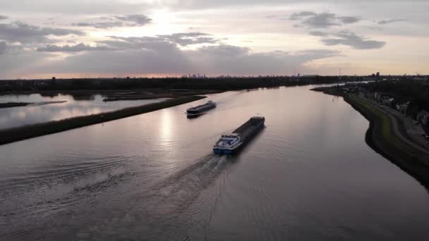 Een Leeg Binnenschip Vaart Tijdens Zonsondergang Binnenwateren Naar Een Tanker — Stockvideo