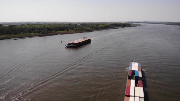 Navires Fret Moteur Sur Calm River Par Une Journée Ensoleillée — Video