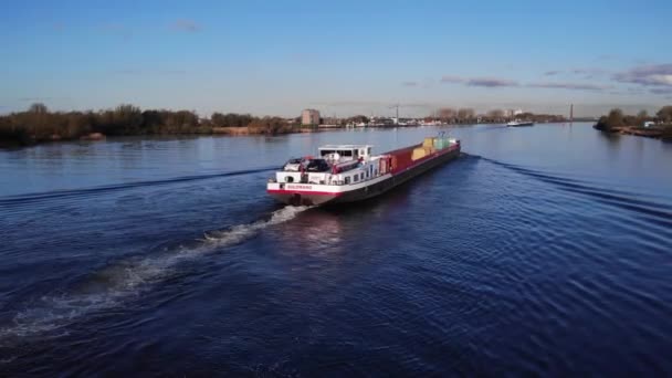 オランダのブルースカイで平和な川を航行するインターモーダルコンテナ船 空中射撃 — ストック動画