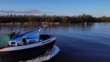 Hollanda, Güney Hollanda 'da nehirde yüzen Intermodal konteynırlı Sulomaro kargo gemisi. - Hava.