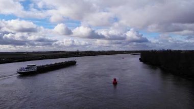 Hollanda, Puttershoek yakınlarındaki Kızıl Deniz İşaretiyle Oude Maas Nehri 'ne yelken açtık. - Hava.