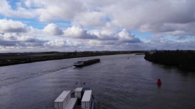 Hollanda, Güney Hollanda, Puttershoek 'teki Oude Maas Nehri' nde seyir halindeki kargo gemisi Intermodal konteynırlarla dolu. hava durumu