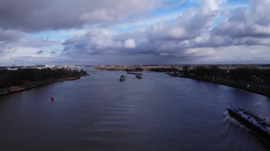 Sıvı Kargo Mavnası - Hollanda, Puttershoek yakınlarında bulutlu bir günde Tank Mavnası ile Oude Maas Nehri. - Hava.