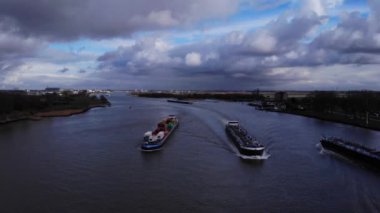 Hollanda, Puttershoek yakınlarındaki Oude Maas Nehri 'nde konteyner gemisi ve tank mavnası denize açıldı. - Hava.