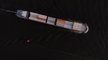 Kargo konteynırlarını nehir boyunca taşıyan mavnanın yukarıdan aşağı görüntüsü