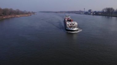 Hollanda 'nın Puttershoek kıyısındaki Oude Maas Nehri' nde seyahat eden konteynır gemisi. - Havadan çekim.