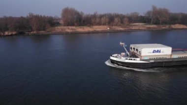 Hollanda 'nın Puttershoek kıyısındaki Oude Maas Nehri' nden geçen büyük konteynır gemisi. - Statik çekim.