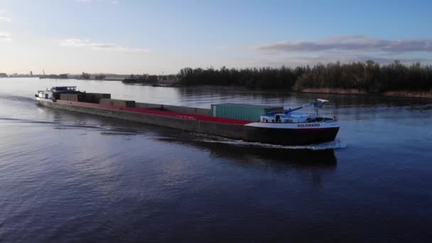 Sulomaro Barca Embarcação Navegando Através Tranquilo Canal River Durante Pôr — Vídeo de Stock