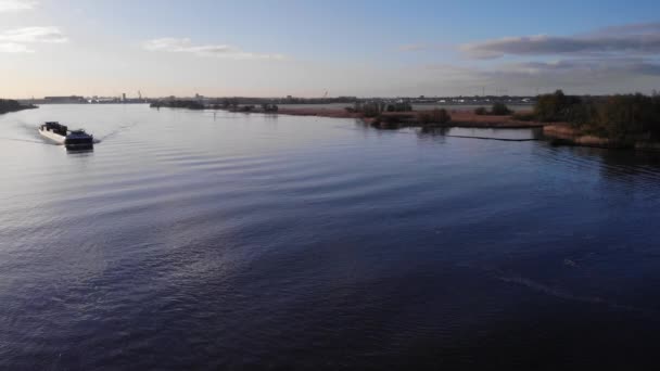 Navio Transporte Mercadorias Rio Oude Maas Durante Pôr Sol Holanda — Vídeo de Stock