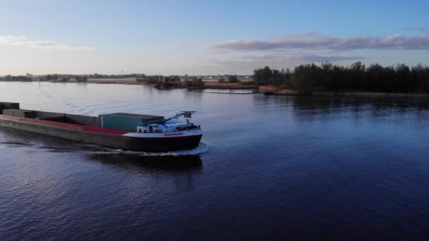 Scheepvaartbedrijf Sulomaro Statek Towarowy Pływający Spokojnej Wodzie Rzeki Holandii Antena — Wideo stockowe