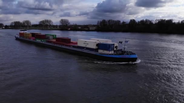 Φορτηγίδα Εμπορευματοκιβώτια Intermodal Cruising Oude Maas River Overcast Puttershoek Ολλανδία — Αρχείο Βίντεο