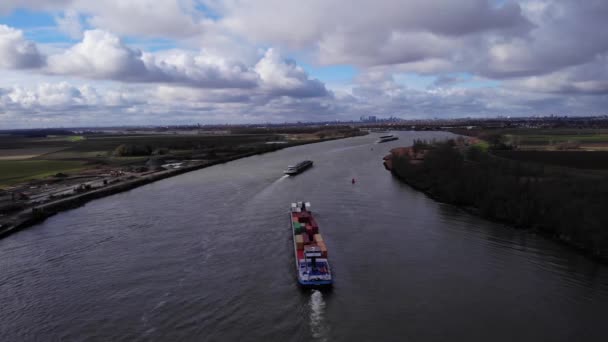 Vrachtboot Met Kleurrijke Containers Invoer Exportconcept Vanuit Lucht Bekeken — Stockvideo