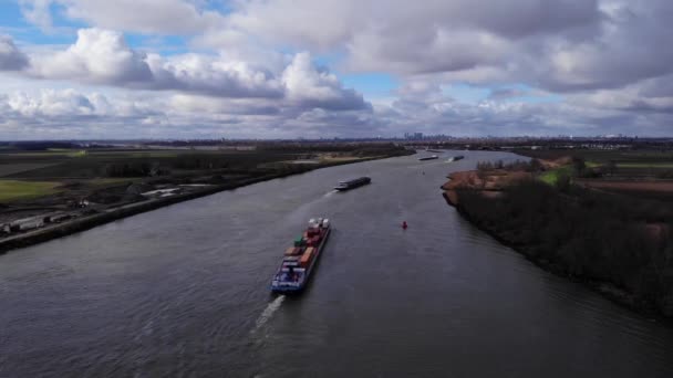 Fartygscontainrar Segling Lugna Flodkanalen Oude Maas Nära Stranden Puttershoek Nederländerna — Stockvideo
