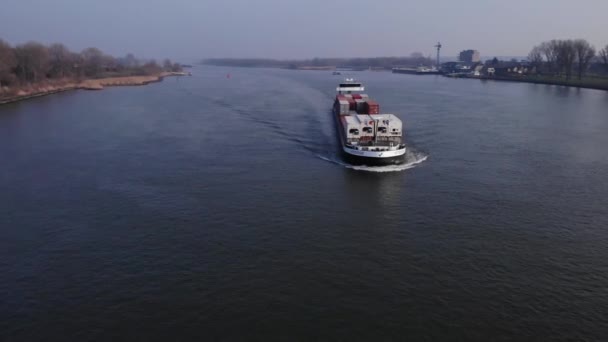 강에서 여행하는 컨테이너 수송선 — 비디오