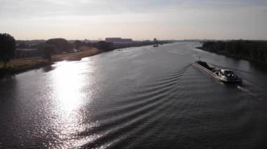 Vitesse kargo gemisiyle parlayan Oude Maas 'ın üzerinden geçen hava aracı. Dolly İleri