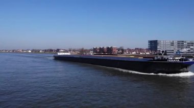 Yemaya İç Taşımacılık Gemisi, Hollanda 'nın arka planında şehir manzarası olan Noord Nehri' nde yelken açıyor. - Geri çekiliyoruz.