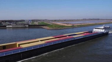 Hollanda, Noord Nehri 'nde Intermodal konteynırlar taşıyan gemi. İHA yükseliyor