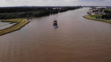 Finn Lucas Deymann 'ın Nehir Boyunca Kargo Gemisi Noord' un hava görüntüsü. Görüntüyü Takip Et