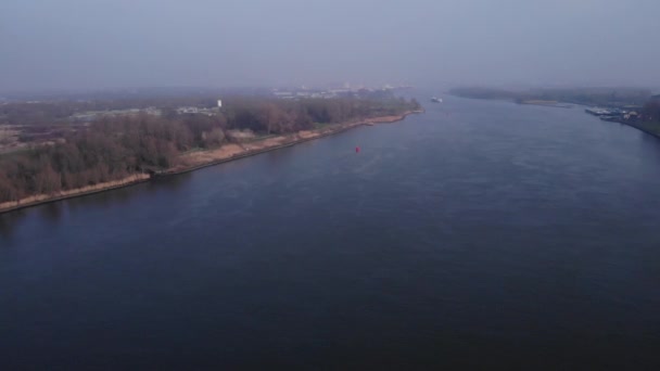 Vista Aerea Indicatore Navigazione Rosso Acqua Volare Sul Fiume — Video Stock