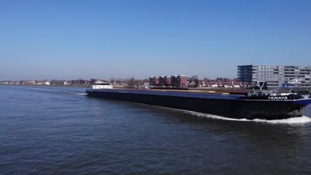 Yemaya内陆货轮在荷兰的Noord河航行 背景为城市景观 后撤射中 — 图库视频影像
