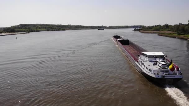 Lege Vracht Van Gelijkheid Zeilen Kalme Rivier Omringd Met Groene — Stockvideo