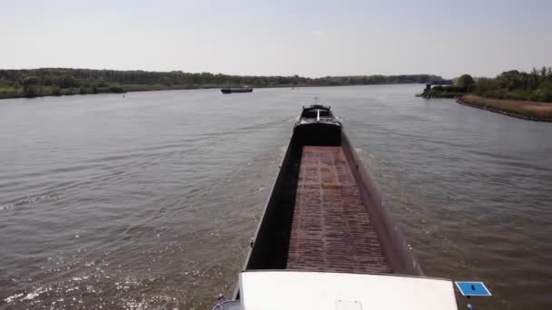 Lege Opslagdek Van Een Schip Varen Kalme Rivier Tijdens Zonnige — Stockvideo