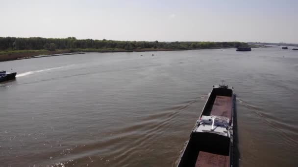 夏天的时候 满载空载货物的散装货船在平静的河上 空中后撤射击 — 图库视频影像