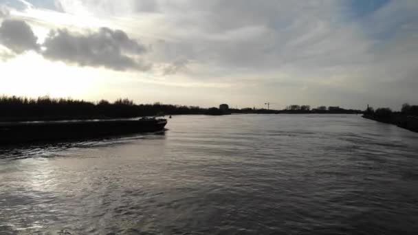 Industrieschiffe Mit Massengütern Überqueren Bei Sonnenuntergang Den Fluss Oude Maas — Stockvideo