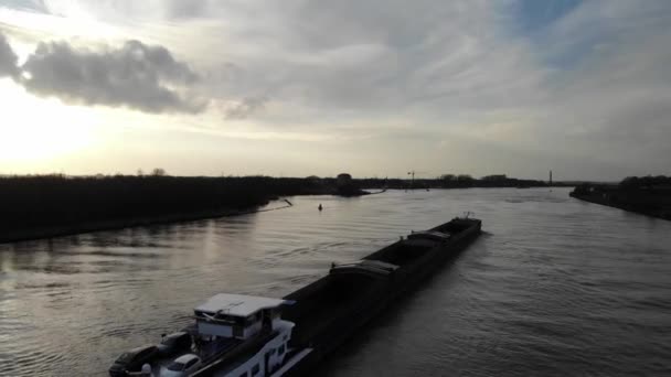オランダのZwijndrecht近くのOude Maas川を航行する車と船を交換してください — ストック動画